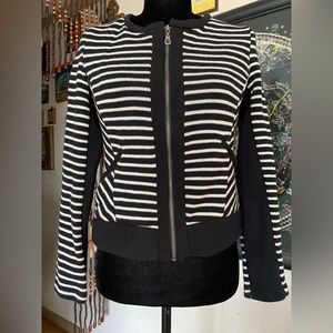 DREW Blk/Wht Striped Zip up Sweater Top! Size Medium.